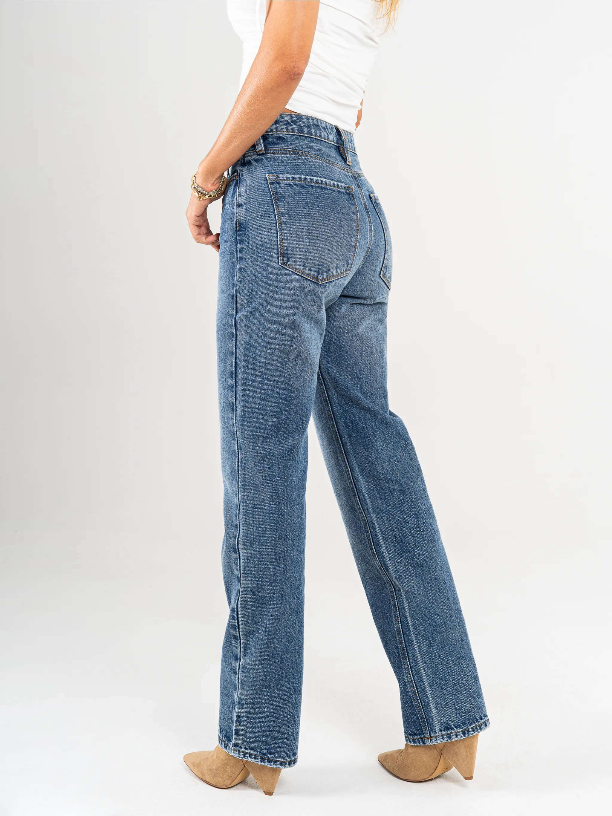 Ref: 065416 Jean straight leg, rígido, tiro medio, tono azul medio