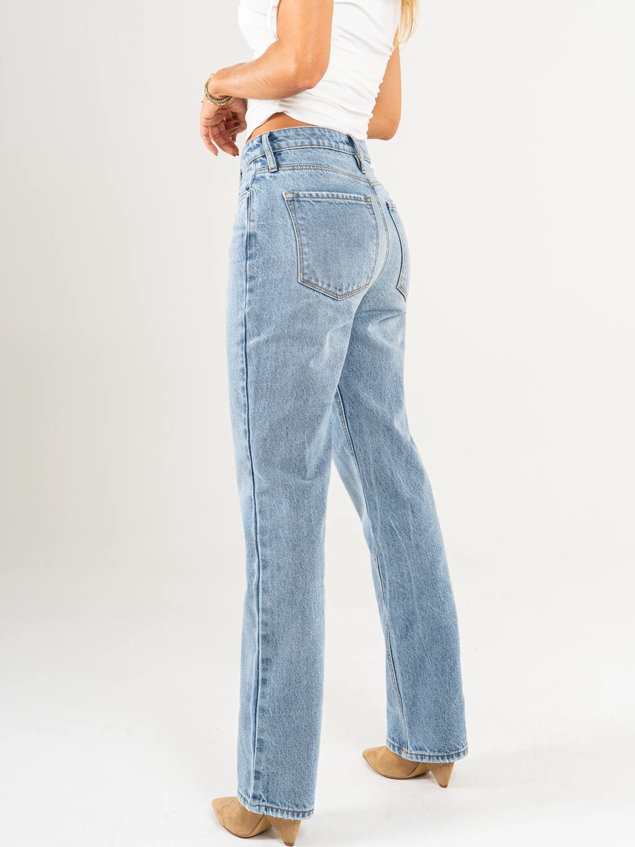 Ref: 065417 Jean straight leg, rígido, tiro medio, tono azul medio claro