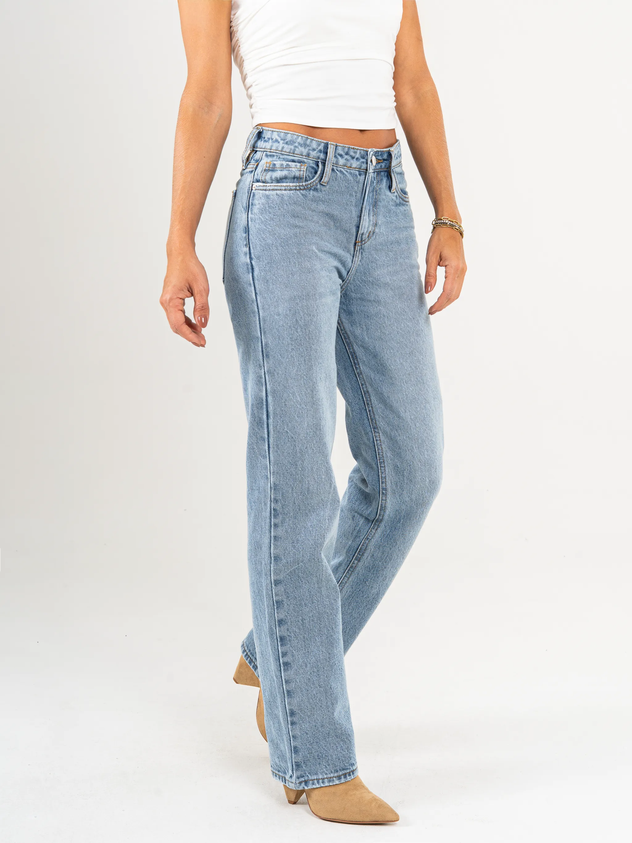 Ref: 065417 Jean straight leg, rígido, tiro medio, tono azul medio claro