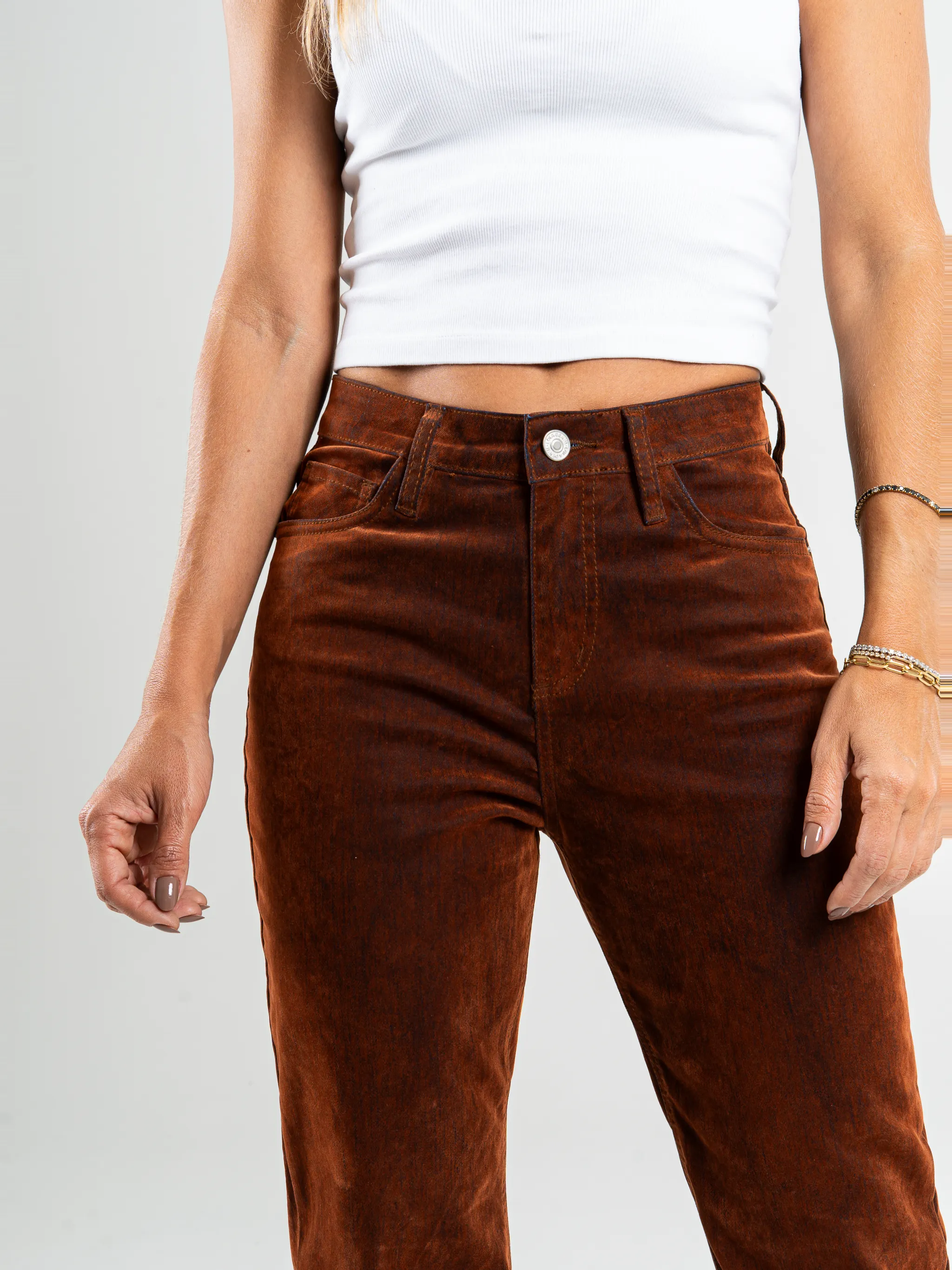 Ref: 065598 Jean straight leg, confort, denim velvet, acabado terciopelo, tiro alto, tono terracota