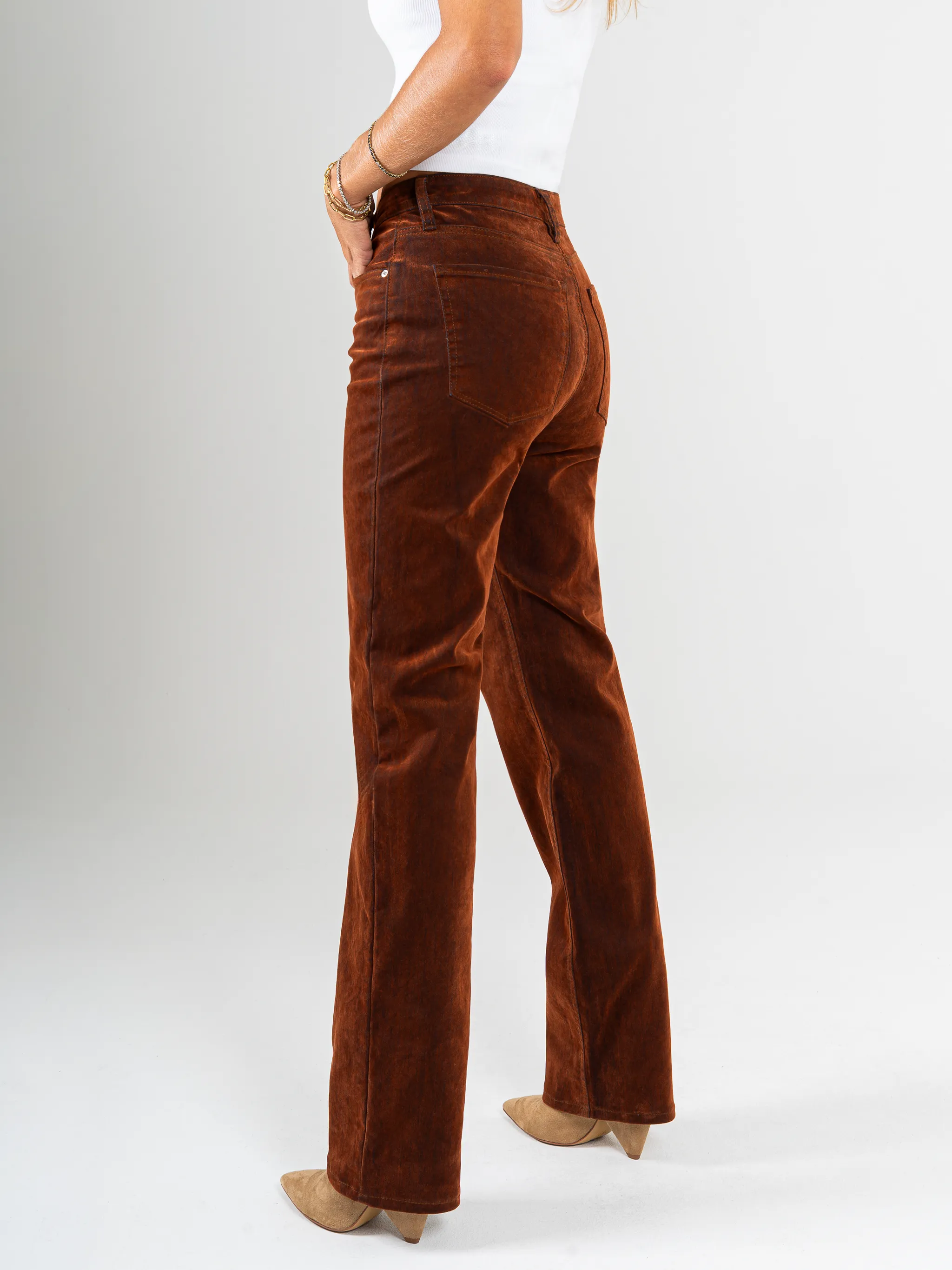 Ref: 065598 Jean straight leg, confort, denim velvet, acabado terciopelo, tiro alto, tono terracota