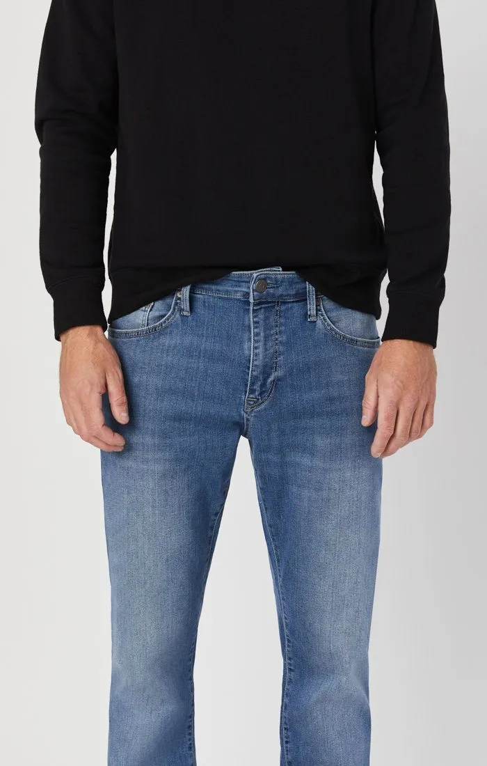 ZACH STRAIGHT LEG JEANS IN LIGHT SUPERMOVE